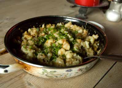 Bauernstube Rezept: Ramsauer Kasnock n Zutaten: 750 g Mehl ev. 1 Ei Salz Butterschmalz oder anderes Fett 100 g Steirerkas. Zubereitung: Mehl salzen, mit kaltem Wasser (und ev.