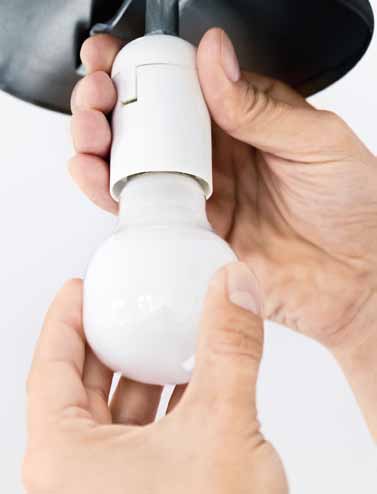 Kauftipps. Energiesparlampen gibt es mit einer Lebensdauer von 6.000 bis zu 15.000 Betriebsstunden.
