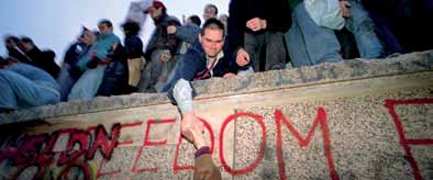 Robert Maass/Corbis III. SICHERHEIT Nach dem Fall der Berliner Mauer 1989 wurde dieteilung des europäischen Kontinents allmählich überwunden. Europa steht auch im 21.
