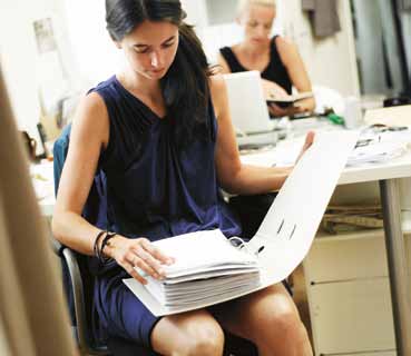 Arbeit neu erleben Einfach mehr Büro Service Sie sind auf Seite 58 In der Farbe liegt die Kraft Elfenkleid ist das Modelabel der beiden Designerinnen Sandra Thaler und Annette Prechtl.