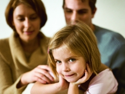 Warum gerade unser Kind? Was löst die Krankheit aus? Über die Ursache von Rheuma bei Kindern weiß man trotz intensiver Forschungen noch wenig.