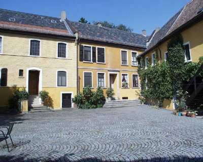 Die Gebäude gehören zu einem ehemaligen Mühlenanwesen, bebaut mit Wohnund Wirtschaftsgebäuden, großzügige Wohnflächen (520 m²), zur Zeit 1-2 abgeschlossene