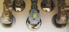 Gasanschlussdruck prüfen Gasanschlussdruck prüfen Betriebsschalter ausschalten. Gaskugelhahn schließen.