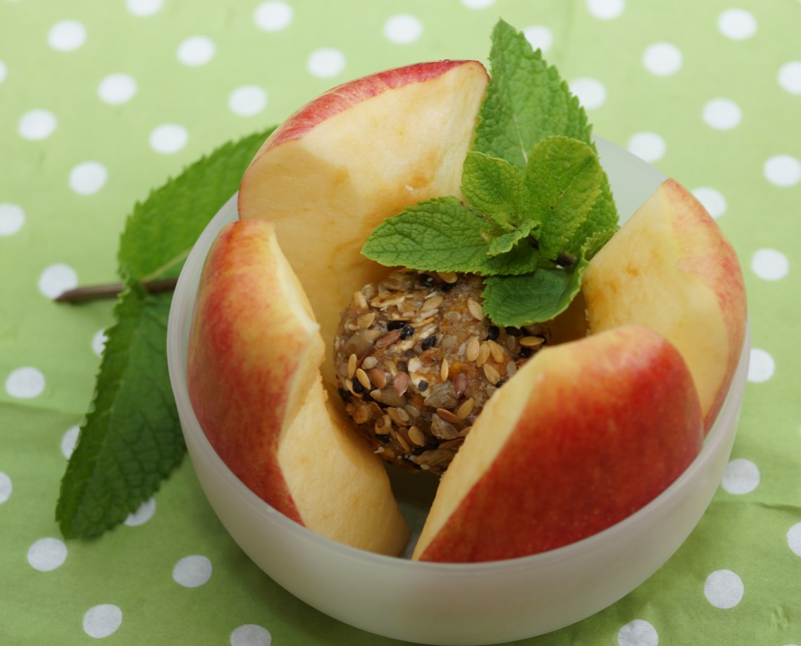 Apfel mit Energiekugel vegetarisch Zutaten für ca. 8 Kugeln: 1 Apfel, 1 Handvoll Nüsse, ca. 4 Stück Trockenobst (z. B.