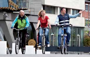 > Die Menschen erreichen Wir möchten die Menschen von den Vorteilen der Fahrradnutzung überzeugen. Dabei ist uns klar, dass die individuelle Verkehrsmittelwahl kein ausschließlich rationaler Akt ist.