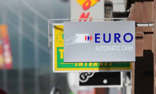 Exkurs: Reiseschecks Durch die Einführung des Euro und die Verbreitung der Kreditkarte als Zahlungsmittel haben Reiseschecks im Zahlungsverkehr an Bedeutung verloren.