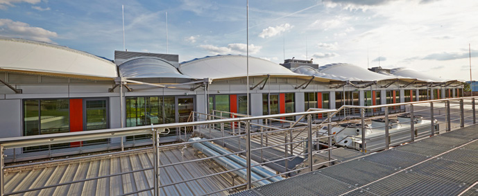 ENERGIEOPTIMIERTE GEBÄUDE UND STÄDTE 97 Das Energy Efficiency Center in Würzburg Das öffentlich sichtbare Herzstück des Energy Efficiency Centers ist ein integriertes Informationszentrum, in dessen