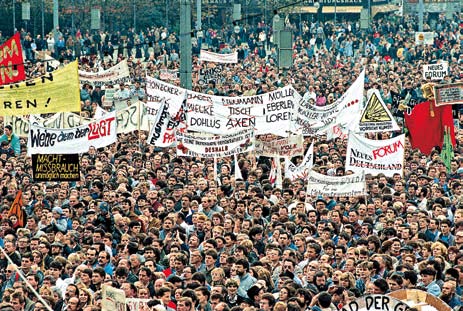 28 Der Weg zur Einheit picture-alliance/dpa Am 4. November 1989 demonstrierten auf dem Berliner Alexanderplatz mehr als eine halbe Million Menschen gegen das SED-Regime.