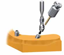 (2), Abutmenthalter (3) und Abutmentschraube (4) auf einem posterioren Implantatreplika. Richten Sie den Abutmenthalter an der Längsachse des geraden Multi-unit Abutments aus.