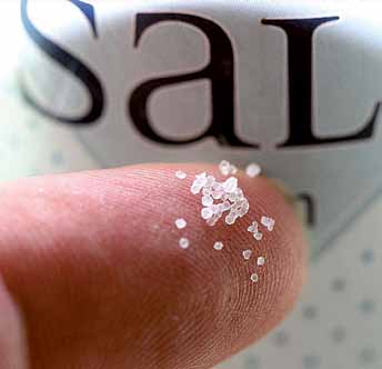 Der Salztest Rieselhilfen kommen zum Beispiel bei Salz verbreitet zum Einsatz. durch die Zugabe von Kieselsäure (Siliziumdioxid, u.a. E 551) wird verhindert, dass das Salz verklumpt.