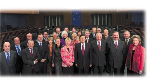 Die Amtszeit der derzeitigen Kommission läuft bis zum 31. Oktober 2009. Ihr Präsident ist der Portugiese José Manuel Barroso.