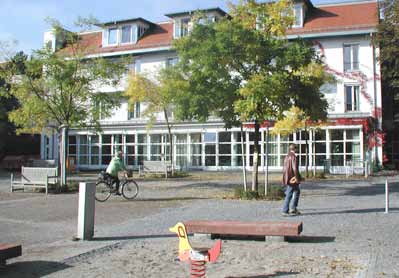 www.dstgb.de 3.1 Wohnen und Wohnumfeld Schwerpunkt der Wohnangebote bilden die in das Gebäude des ASZ eingegliederten Betreuten Wohnungen.
