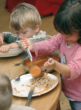 Essenszeiten die Entscheidung überlassen, ob und wie viel sie essen Kleinkinder, deren Stoffwechsel sich von dem der Erwachsenen