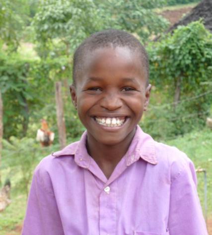 93 Lemiso Pasa (10) Lemiso wächst als zweites von drei Kindern hier in Olereko auf. Er besucht die zweite Klasse unserer Schule. Er hat noch eine Schwester und einen Bruder.