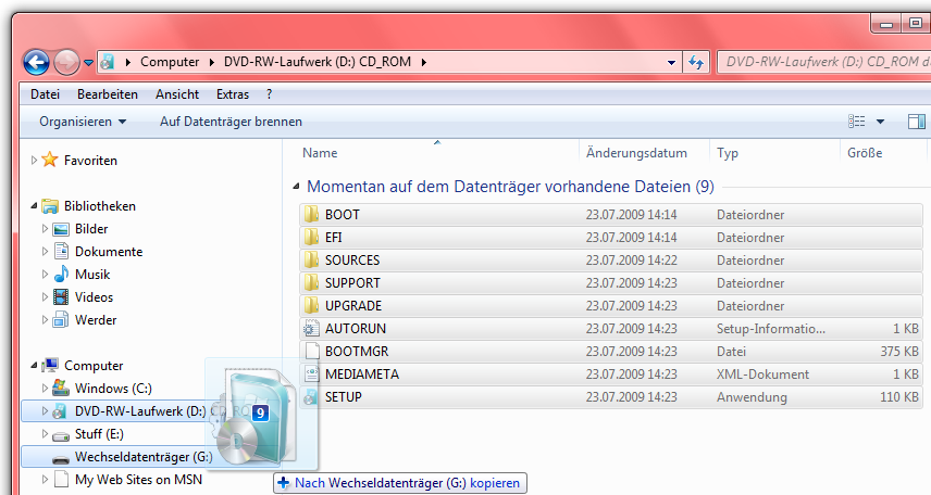 Kopieren Sie bitte mit drag&drop die Dateien von der Windows 7 DVD auf den USB-Stick. Bitte beachten Sie: Falls Sie im Microsoft Store ein Windows 7 Image als.