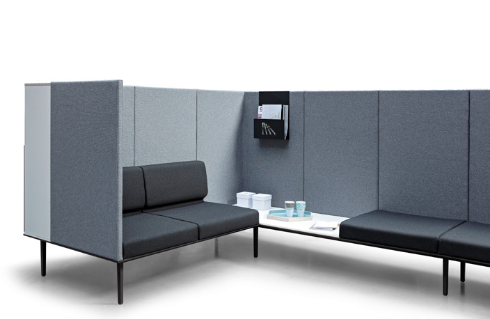 Longo es un sistema modular compuesto por sofás, mesas operativas y direccionales, con soluciones de almacenamiento (armarios, librerías), accesorios y panelaciones fonoabsorbentes, que incorpora