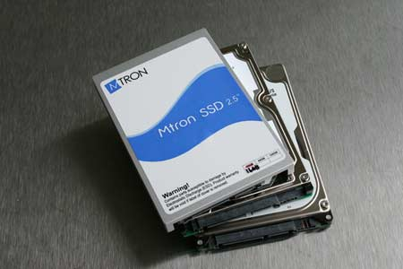 3. Wo wird Flash Memory eingesetzt? Solid State Drive Soll HDDs (Hard Disk Drive) ersetzen Datendurchsatz inzw. vergleichbar mit HDDs. Zugriffszeiten: 0.1ms vs.
