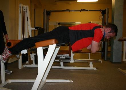 10. Oberkörperheben Eigengewicht des Durchführenden Die Übung wird auf dem Bauch liegend durchgeführt, so dass das Schambein die Liegefläche nicht berührt.