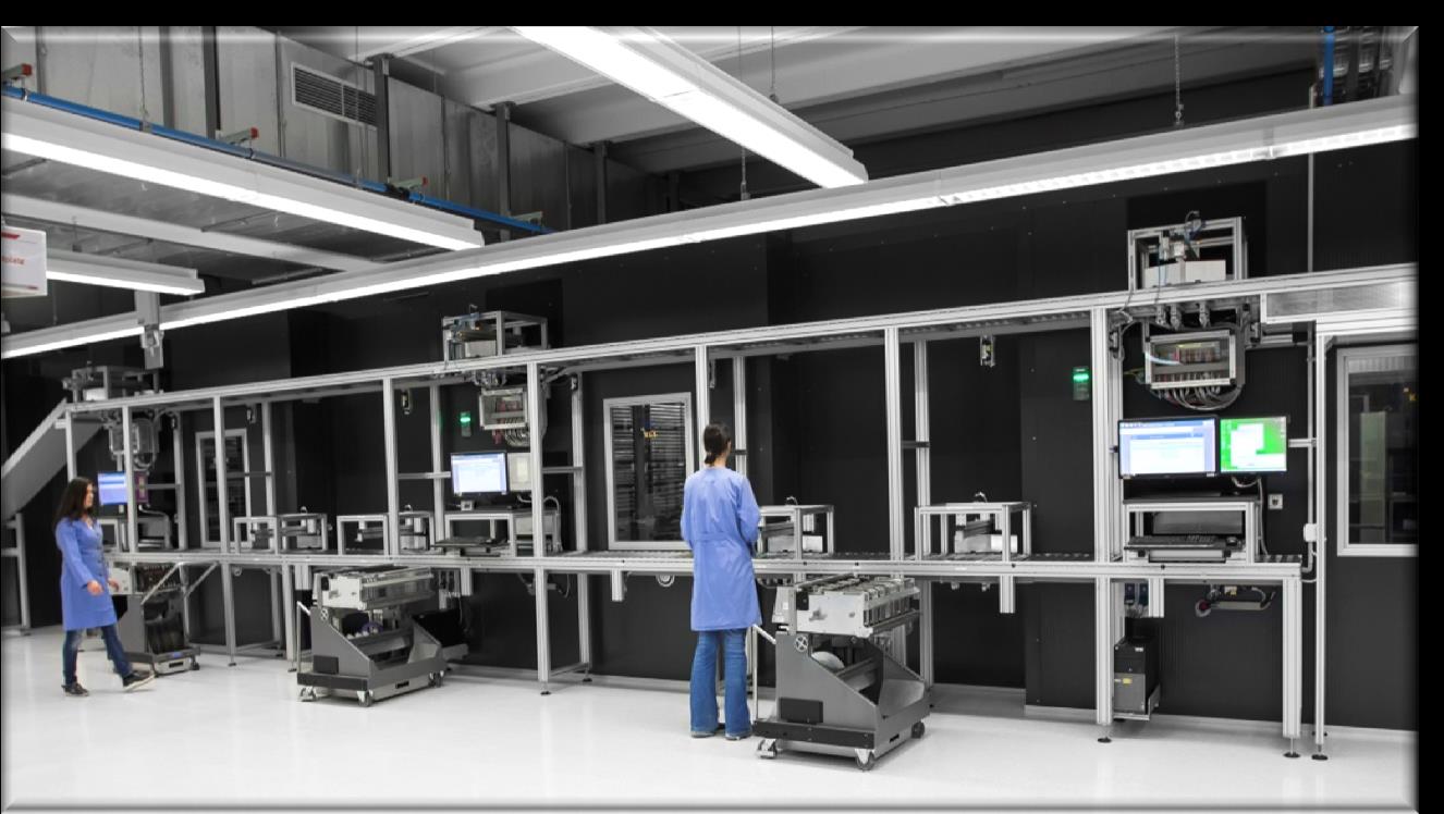 Industrie 4.0 Ein- und Auslagerung Das vollautomatische SMT- Lager kann nun ein durchgängig transparentes und effizientes Materialhandling für alle SMT- Bauelemente gewährleisten.