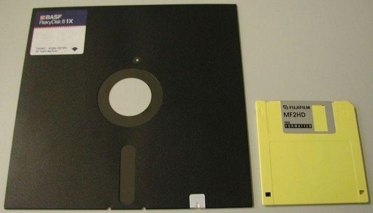 GESCHICHTE DER SPEICHERSYSTEME- DISKETTEN 1969: erste lesbare Disketten von Alan Sugar 8 Größe: 80 KB (1000 Lochkarten) 1972: schreibfähiges