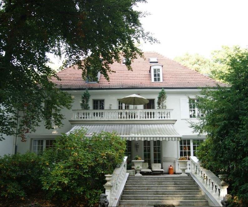 Luxuriöse Villa mit Innenpool in Berlin-Grunewald Stilvolles Wohnen, Arbeiten und Entspannen unter einem Dach Capital