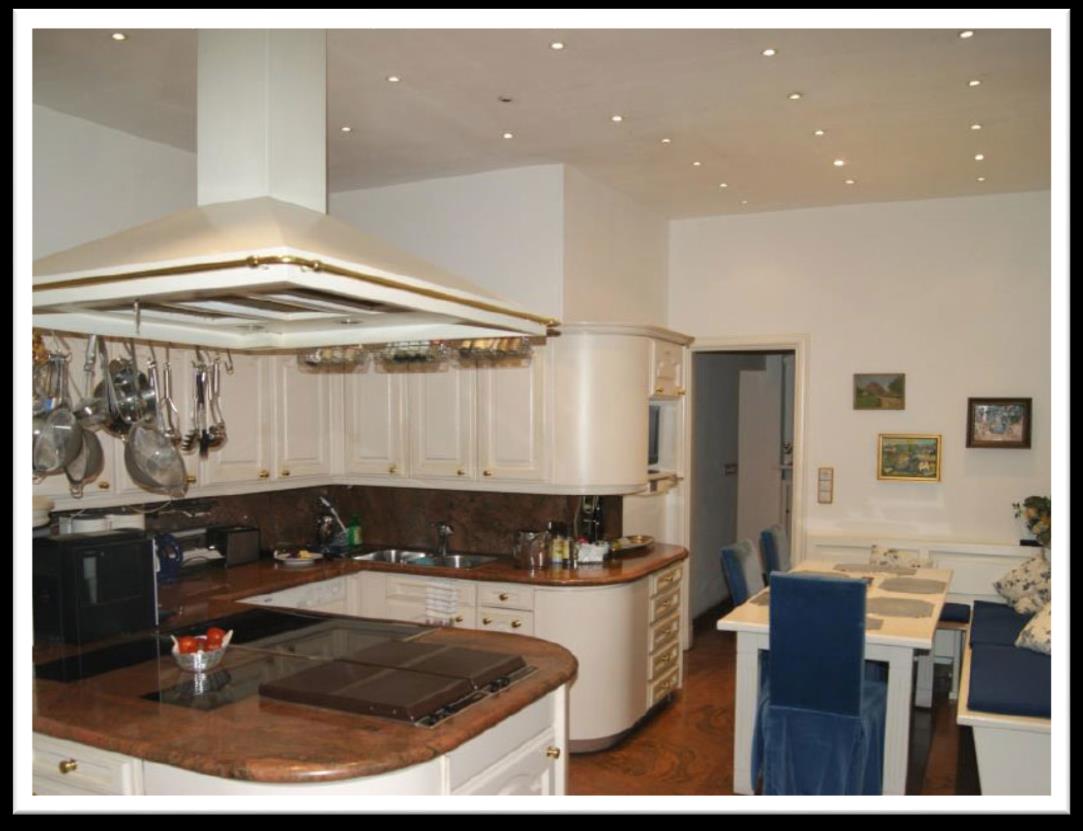 Die Küche befindet sich ebenfalls im Erdgeschoss des Hauses und bietet höchsten Komfort beim Zubereiten Ihrer Mahlzeiten.