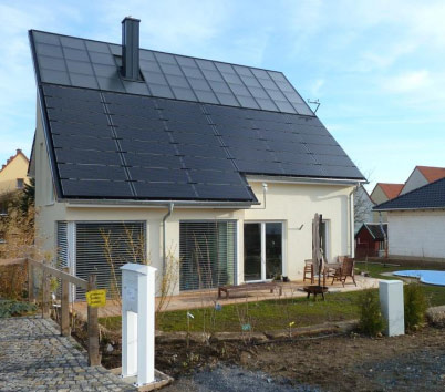 Konzept und erste energetische Bilanzierung von zwei Energieautarken Häusern in Freiberg / Deutschland Concept and first energy-balance results of two