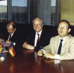 14 1989 Die politische Wende und der Niedergang des kommunistischen Systems in Ostdeutschland mit Öffnung der Mauer am 9.