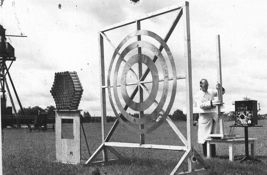 ab 1934: Aufbau eines neuen Gebäudes für Röhrenherstellung mit Fertigung von UKW, Dezi- und Zentimeterröhren, Magnetrons und Braunschen Röhren für Anzeigeinstrumente.