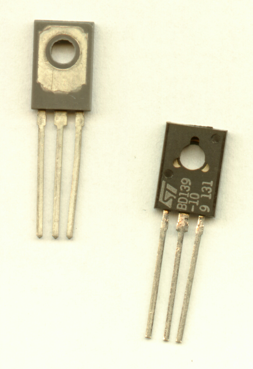 Der Transistor: Gehäuse und Anschlussbelegungen BC 549 BC 556 NPNTransistor Plastikgehäuse TO 92 PNPTransistor Plastikgehäuse TO 92 BC 107 B