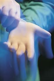 MRSA Übertragung aus der Umgebung 42% der Handschuhe von 12 Pflegekräften waren nach Kontakt mit Oberflächen eines Patientenzimmers mit MRSA-Nachweis (MRSA- Nachweis beim Patienten in