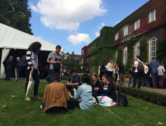 Regent s University In der Einführungswoche wurden ebenfalls ein privates Mittagessen für die neuen Modestudenten und eine Willkommensparty im Garten der Universität für alle neu ankommenden