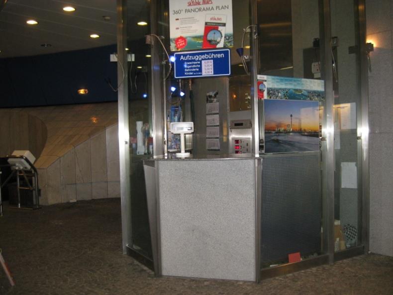 In einer Höhe von 109 cm befindet sich eine Klingel um das Servicepersonal zu rufen Zugang zu den Aussichtsplattformen erfolgt mit dem Aufzug (Beginn bei Ebene -3,7) Kasse: Der