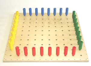 Halma Spiel für 2 4 Personen. Halma kann auf diesem Spielbrett auf ganz verschiedene Weise gespielt werden. Gespielt wird auf der Spielbrettseite mit den 100 Bohrungen.