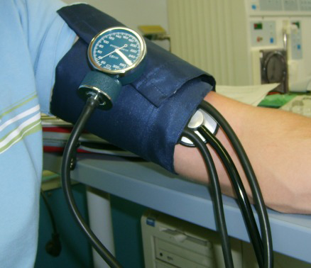 Blutdruckmessung - Stellen Sie sicher, dass die Manschette luftleer ist und schließen Sie das Ventil.