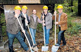 17 Idylle Idylle am am Steenbach: Nach Nach Abschluss Bauphasen wird wird Waldlehrpfad dk dk eer eer neuen neuen Holzbrücke zum zum Rweg.
