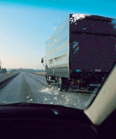 Eis und Schnee Gefahr durch Eis und Schnee auf Lkw Der Unternehmer ist nach den arbeitsschutzrechtlichen Vorschriften verpflichtet, seine Fahrer zu unterweisen Unbemerkte Eis- und Schneeansammlungen