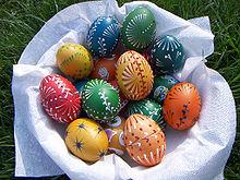 Sein Ursprung ist die Auferstehung Christi. Ostern ist das höchste christliche Fest. Die Bräuche sind mit christlichen Symbolen verbunden, z. B. das Osterei das Ei gilt als Symbol für Fruchtbarkeit und den Ursprung des Lebens.