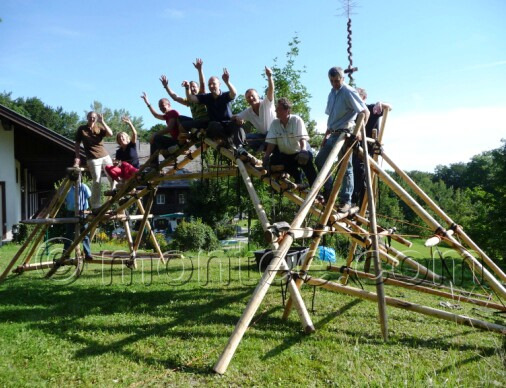 Als Aufgaben werden Ihnen dabei beispielsweise der Bau eines Blockhauses, einer Brücke, eines Katapultes, eines Iglus oder auch soziale Projekte gestellt.