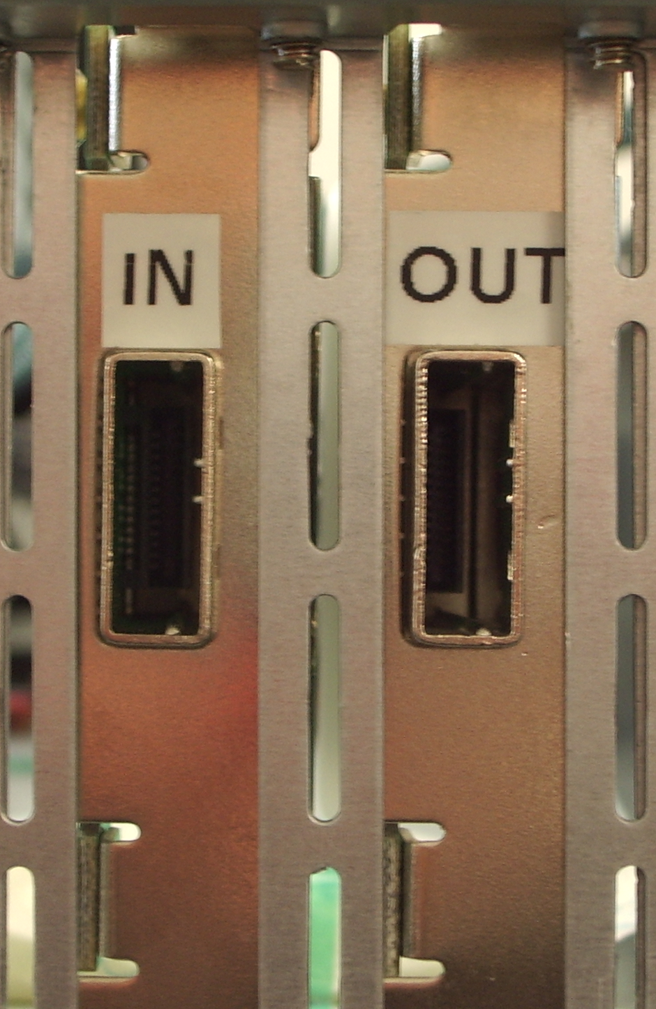 Wie verbinde ich das Kabel mit dem JBOD-System? Unsere JBOD-Systeme haben zwei Ports. Die Ports sind beschriftet mit "in" bzw. "out". Verbinden Sie das Kabel mit dem "out" Port.