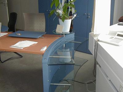Büromöbel mit Planung und Montage Ob daheim oder in Firmen - am Schreibtisch wird viel Zeit verbracht.