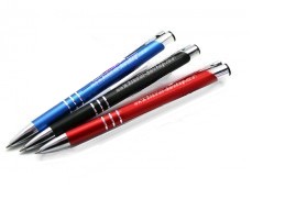 Werbeartikel Sets Werbe Set B1-Kugelschreiber-Soft 100- teiliges Werbeartikel Set. Metall-Kugelschreiber mit blauer Jumbomine. Erhältlich in den leuchtenden Farben: schwarz, blau und rot.