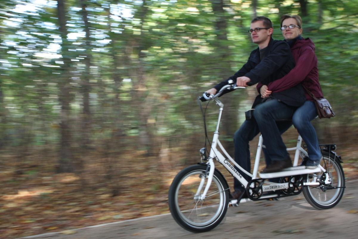 Das Cuddlebike (vom englischen Wort "cuddle" ="umarmen, kuscheln" abgeleitet) ist ein Fahrrad für zwei Personen, bei dem sich, anders als bei einem Tandem, die zweite Person an der vorderen mittels