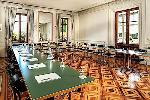 SALON BRUN Besonderheit: traditionelle Tagungsraum mit original Holzboden. Renoviert Nach historischen Kriterien. Erdgeschoss unseres Château Gebäudes. 6.7 m x 5.