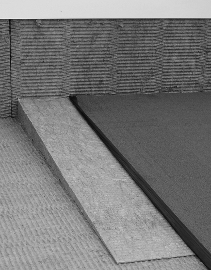 Seite 5 Bild 4 Gefälledämmung (Quelle: Deutsche Rockwool) Dachüberstände und Attiken müssen für eine wärmebrückenfreie Ausführung mit Dämmstoff ummantelt