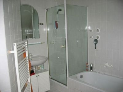 - 6 - Schlafzimmer Flur Tageslichtbad Bad mit Wanne und Duschabtrennung Alle Angaben in diesem Exposé wurden nach bestem Wissen und Gewissen des Eigentümers