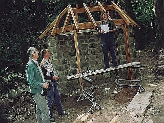 4. Wiederaufbau im 20. Jh. 4.5. Die Schutzhütte Mit E.J. Roth habe ich die Fundamente für die von mir gedachte überdachte Sitzgruppe ausgehoben und am 21.7.1994 mit Alban Schwenk und E.J. Roth ein Kubikmeter Beton als Fundament eingebracht.