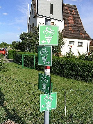 2. Anfahrt und Zugang 2.4. Mit dem Fahrrad Gleisweiler liegt am Radwanderweg Deutsche Weinstraße und in ca. zehn Minuten erreichen Sie per Rad die Walddusche.