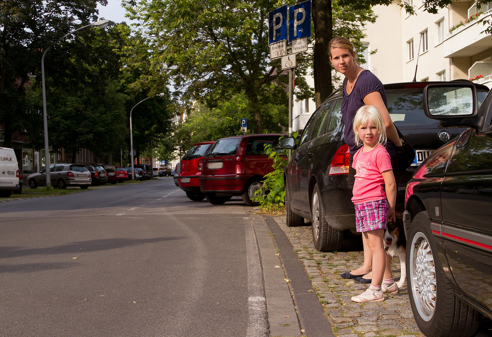 Ist eine Straßenüberquerung ohne Ampelanlage notwendig, halten Sie mit Ihrem Kind an der Bordsteinkante an, überzeugen sich mit den Blicken links-rechts-links, dass keine Fahrzeuge