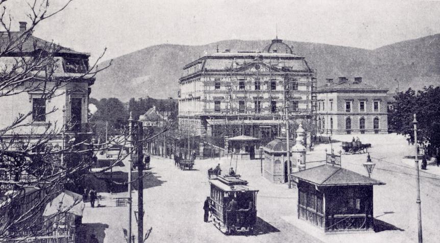 Seit 1878 die Pferdebahn und 1899 die Elektrische (Straßenbahn) eingerichtet worden waren, ist die Annenstraße eine wichtige Achse für den öffentlichen Verkehr.